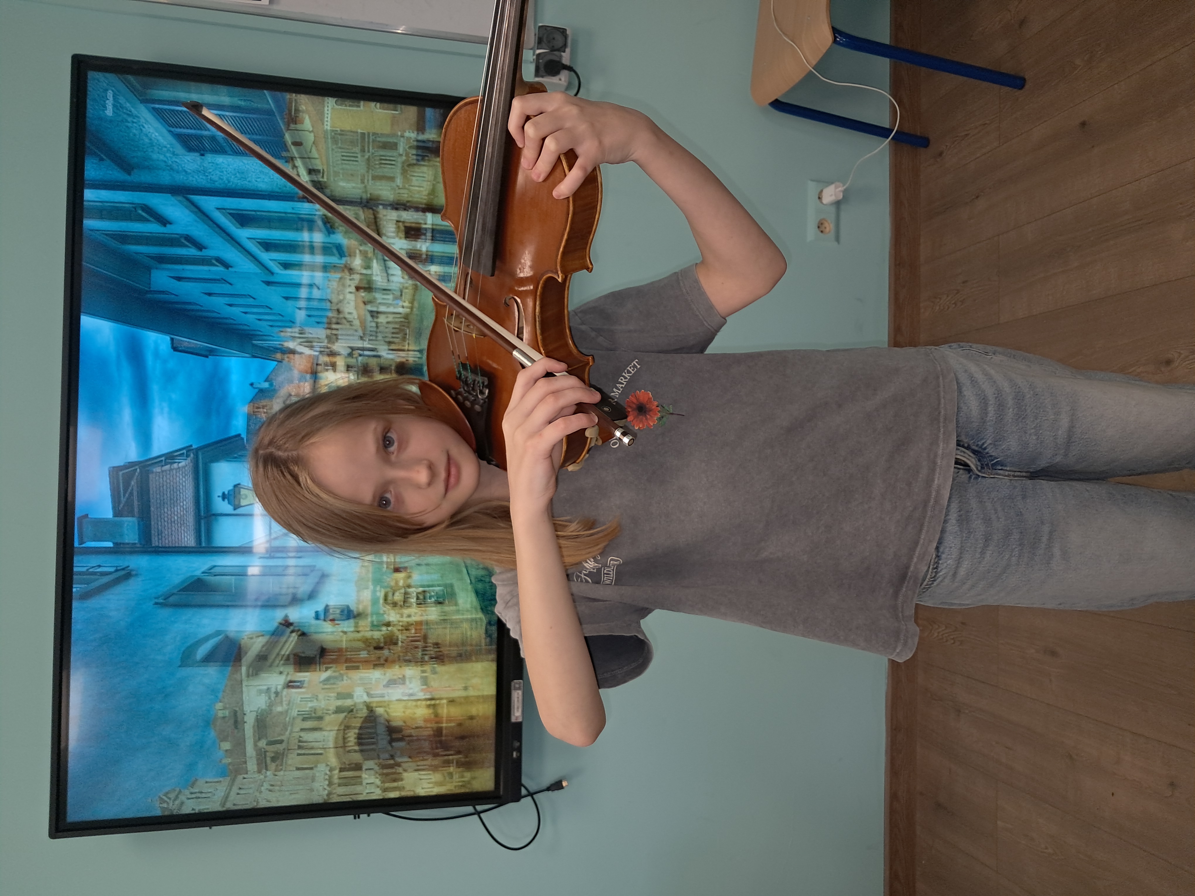 Inna uczennica grająca na skrzypcach