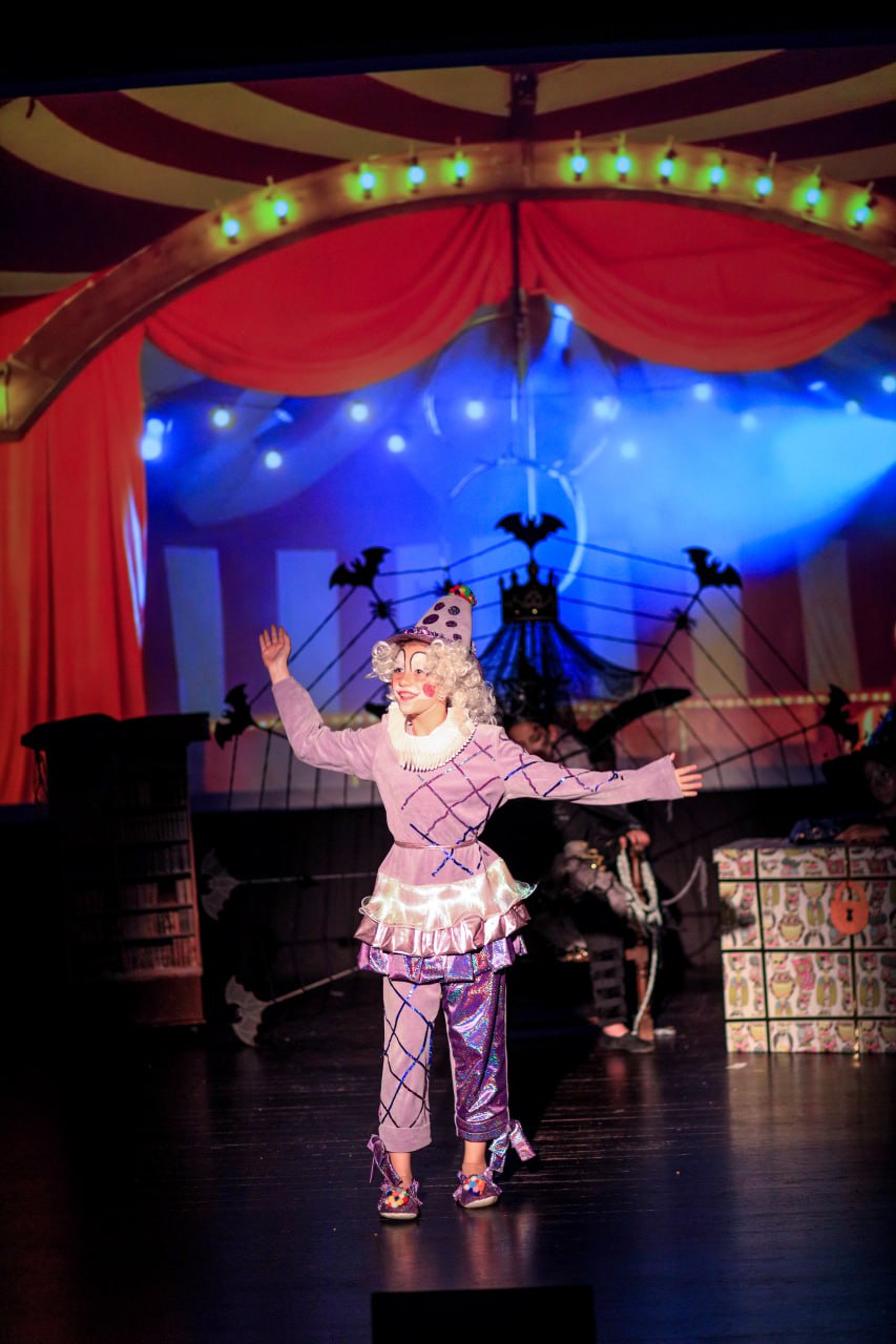 Dzieci na scenie, pionowe ujęcie