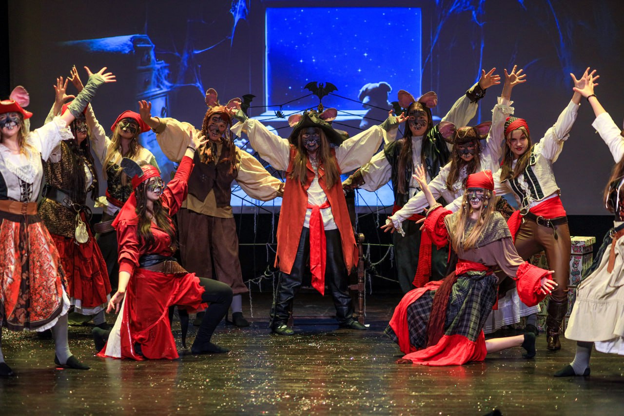 Dzieci przygotowują musical